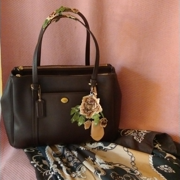 Coach Handbags - Coach Peyton leather tote